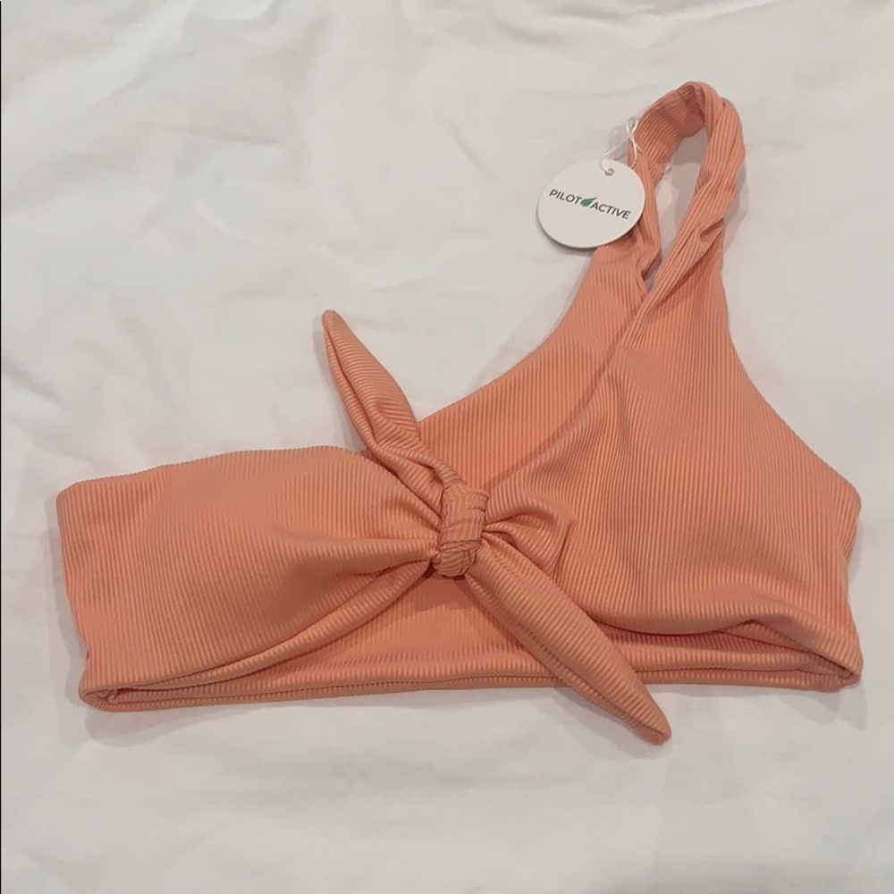 Pilot Active Nora Top in coral